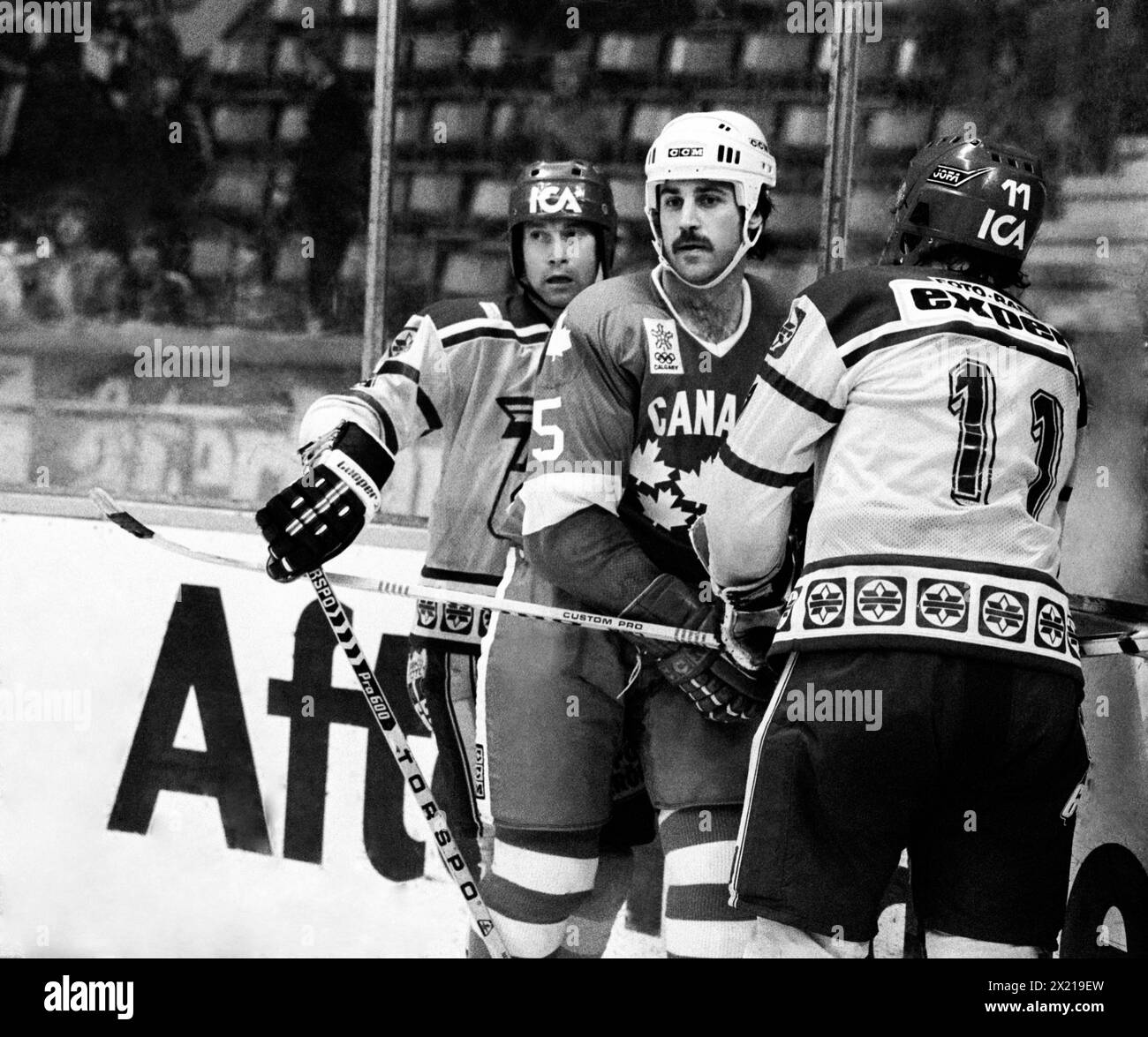 Campionato del mondo di hockey su ghiaccio 1981 a Stoccolma in Svezia. Il giocatore svedese Jens Öhling e Peter Andersson bloccano il canadese James Patrick Foto Stock