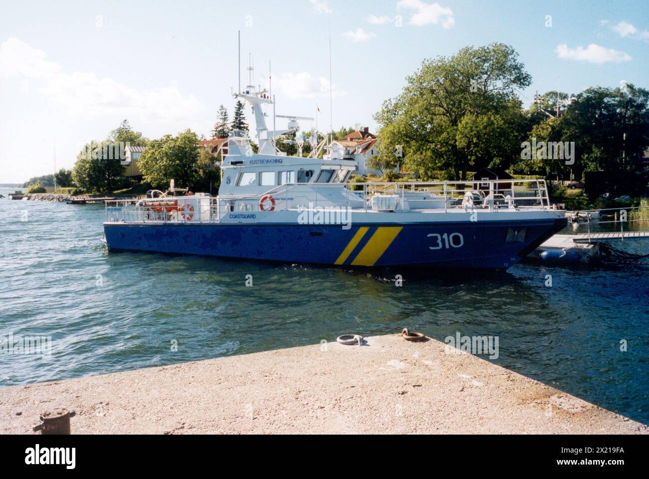 Nave di sorveglianza costiera svedese KBV 310 a Furusund nell'arcipelago di Stoccolma Foto Stock