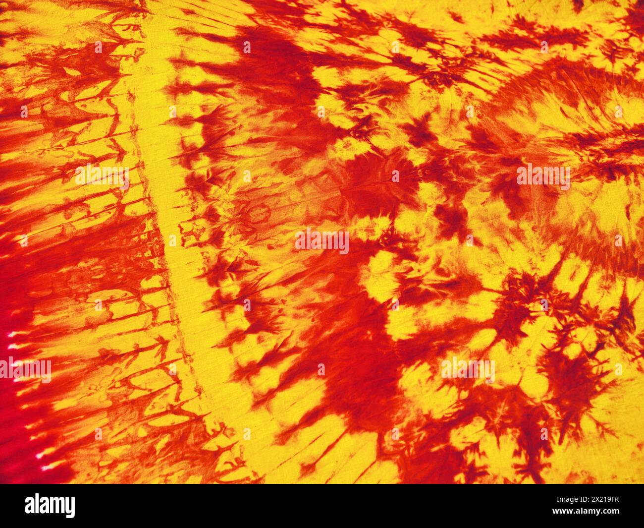 Sfumature arancione e rosso in tessuto tinto. Foto Stock