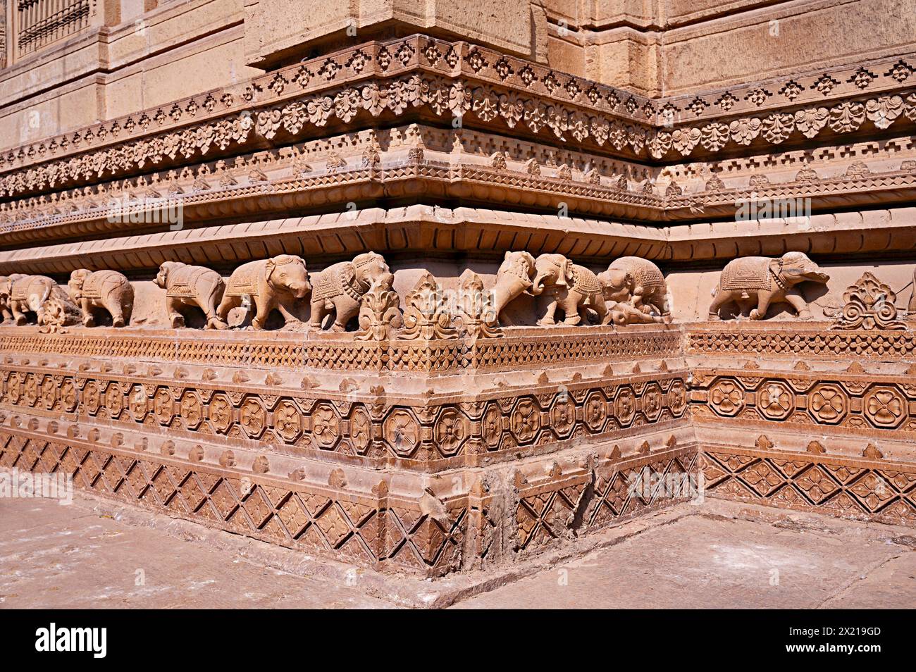 Incisioni sulla parete esterna del tempio di Scindia, Chhatris del complesso della dinastia Scindia, Gwalior, Madhya Pradesh, india Foto Stock