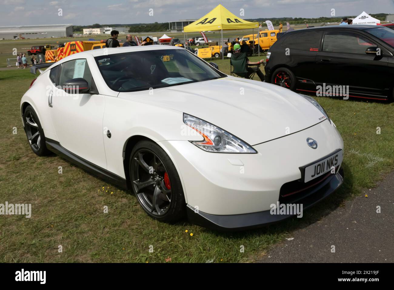 Vista frontale di tre quarti di una Nissan 370Z bianca del 2014, esposta al British Motor Show del 2023 Foto Stock