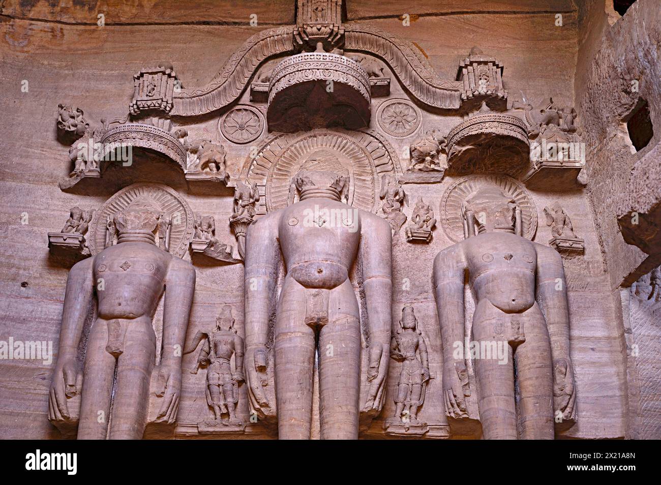 Sculture giainiste scolpite sulla roccia, popolarmente conosciute come Rock - Cut Jain Colossal o Gopachal Parvat, Gwalior, Madhya Pradesh, India Foto Stock