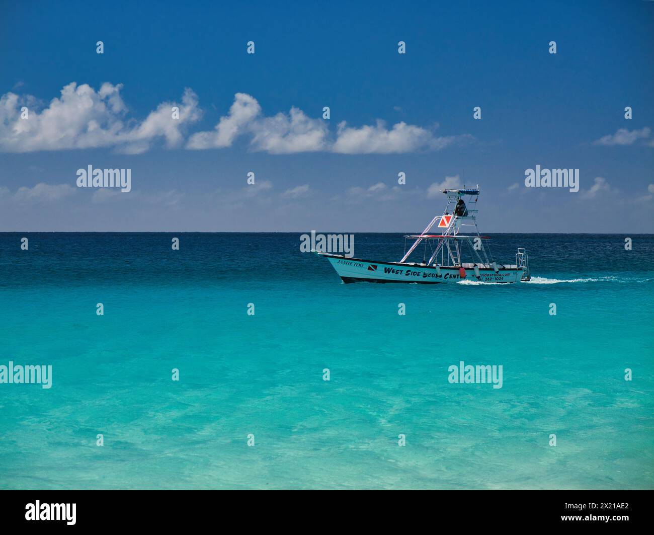 Barbados - gennaio 28 2024: Una barca subacquea dal West Side Scuba Centre sull'isola caraibica di Barbados. Presa a Carlisle Bay, Bridgetown sulla A. Foto Stock