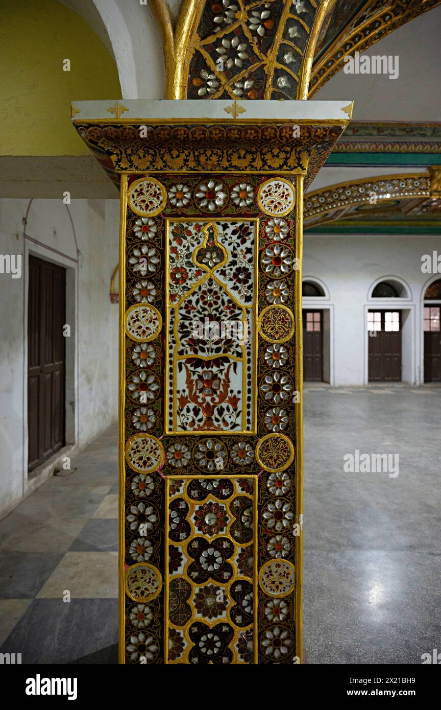 Vetrate colorate su un pilastro, Moti Mahal, è stato utilizzato come sala di assemblea di Madhya Bharat durante il periodo dello Stato Scindia, Gwalior, Madhya Pradesh, Foto Stock