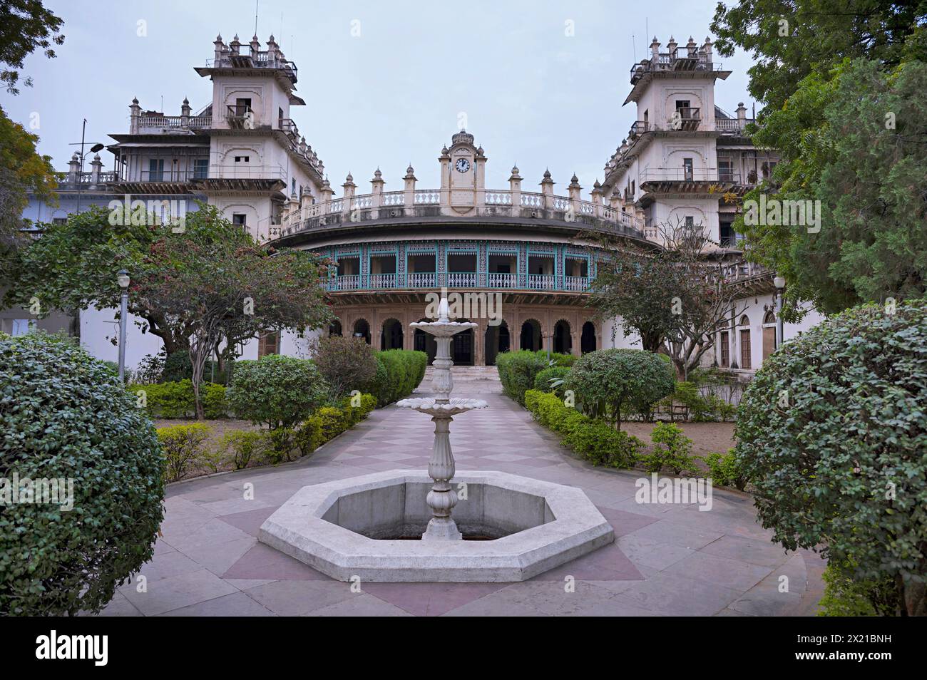 Esterni, Moti Mahal, è stato utilizzato come sala dell'Assemblea di Madhya Bharat durante il periodo dello Stato di Scindia, Gwalior, Madhya Pradesh, India Foto Stock
