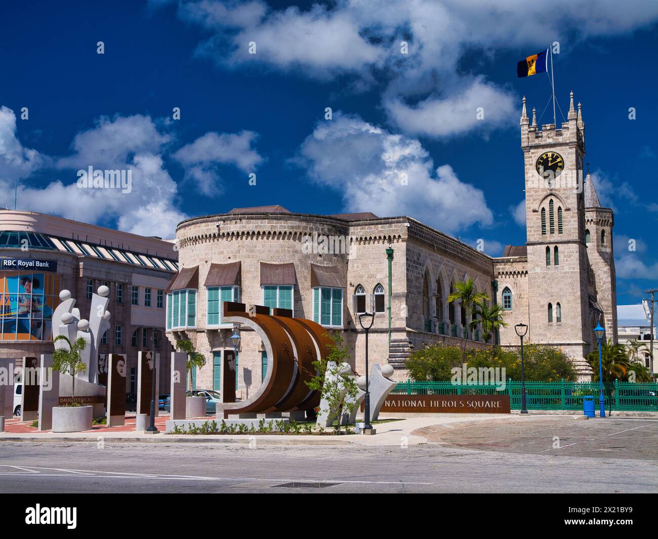 Barbados - gennaio 28 2024: Nel cuore di Piazza degli Eroi a Bridgetown, Barbados, il Monumento alla famiglia Barbadiana. Sullo sfondo il Parlamento Foto Stock