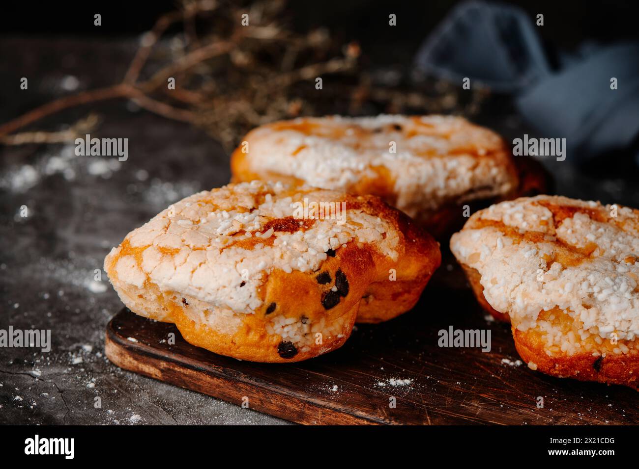 alcuni colombe pasquali, pane pasquale tipico d'italia, su un tagliere di legno, posto su un tavolo rustico scuro Foto Stock