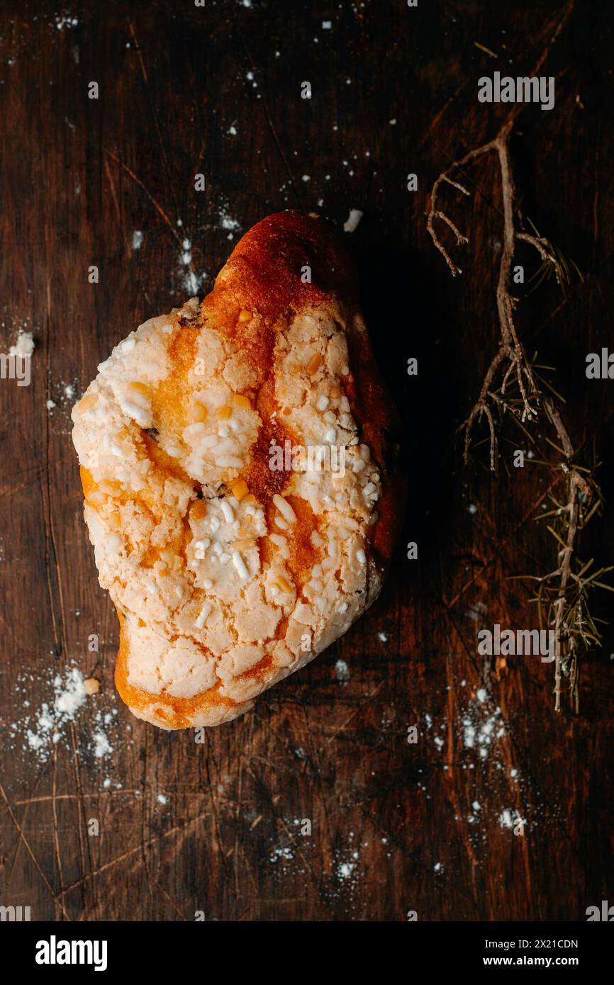 vista ad alto angolo di una colomba pasquale, un tipico pane pasquale italiano, su una superficie rustica in legno scuro Foto Stock