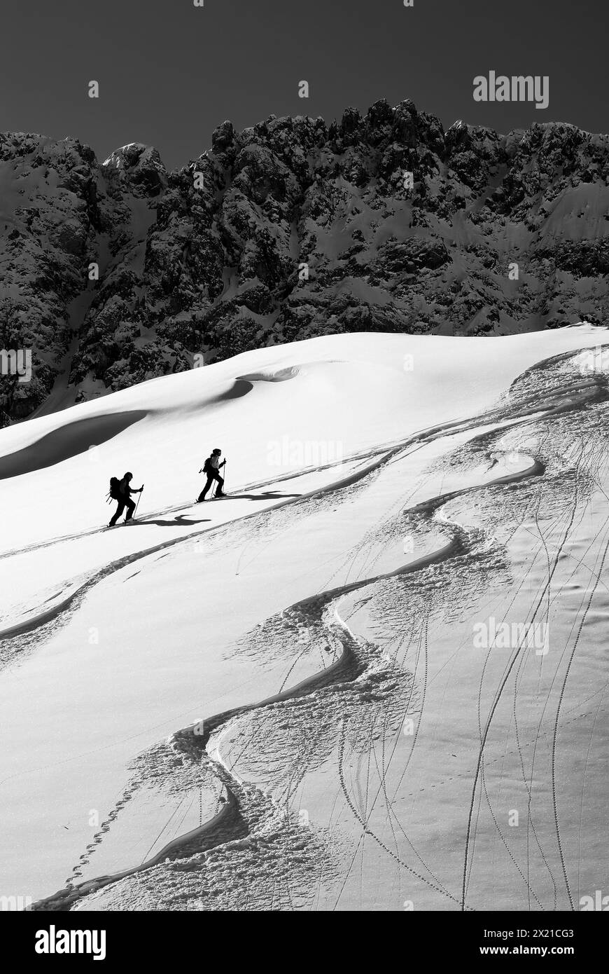 Due persone in un tour sciistico salgono fino a Tajatörl, Tajatörl, Monti Mieming, Tirolo, Austria Foto Stock