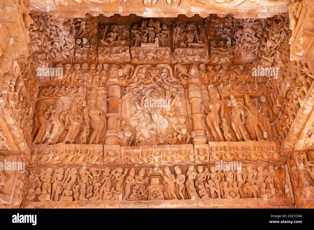 Idoli scolpiti sul soffitto di un tempio Shiva, Garhi Padavali, Banmore, Madhya Pradesh, India Foto Stock
