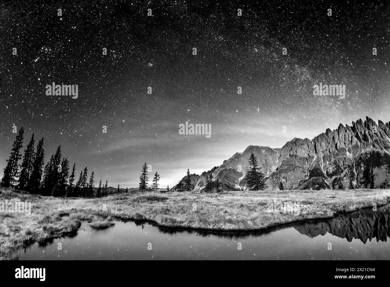 Cielo stellato con via Lattea su un lago di montagna, Hochkönig sullo sfondo, Alpi Berchtesgaden, Hochkönig, Salisburgo, Austria Foto Stock
