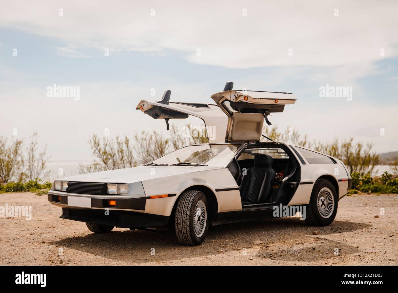 Ritorno al futuro auto parcheggiata con le porte sollevate (DeLorean) Foto Stock