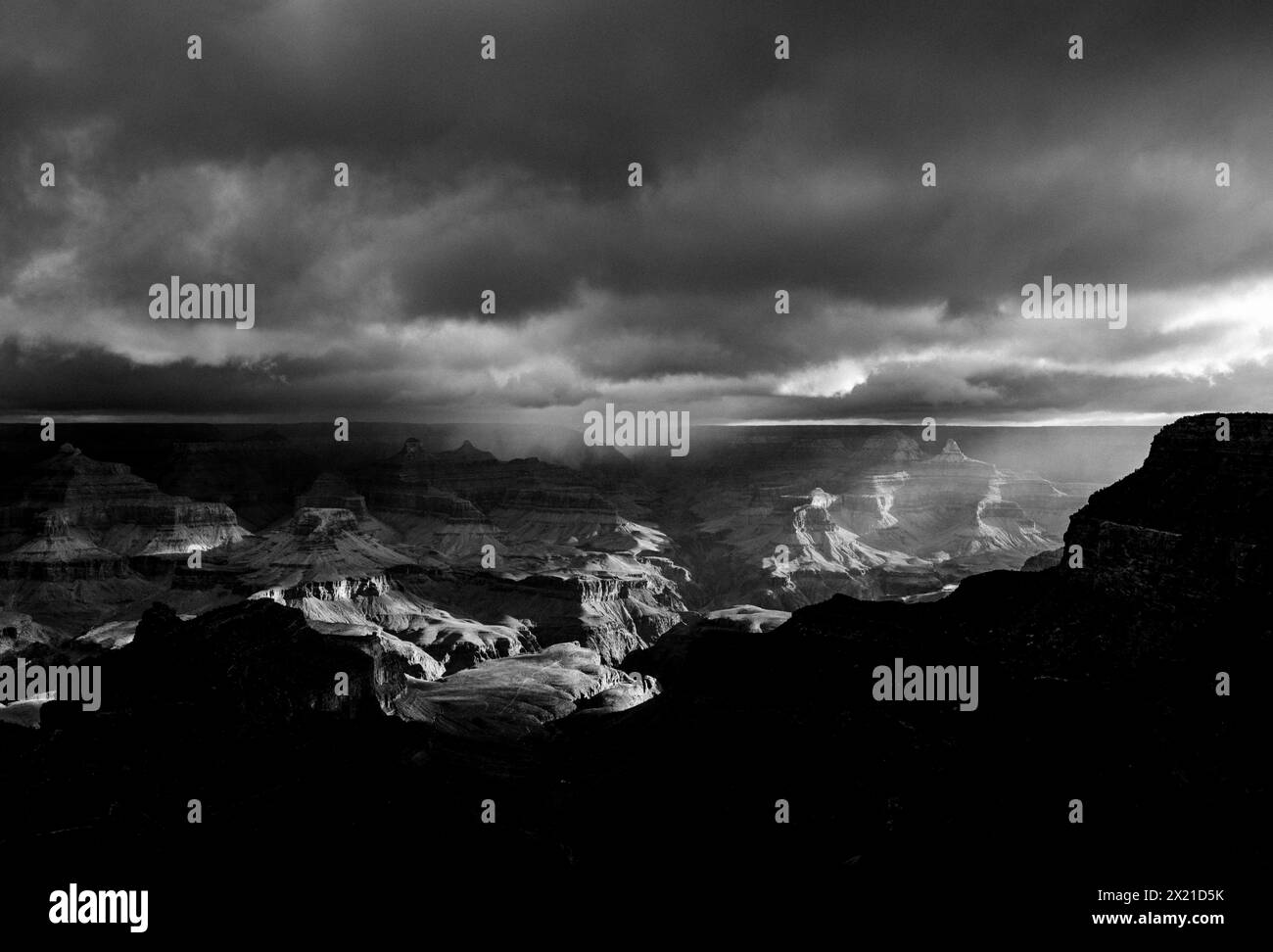 Immagine in bianco e nero della tempesta sul Grand Canyon, Arizona Foto Stock