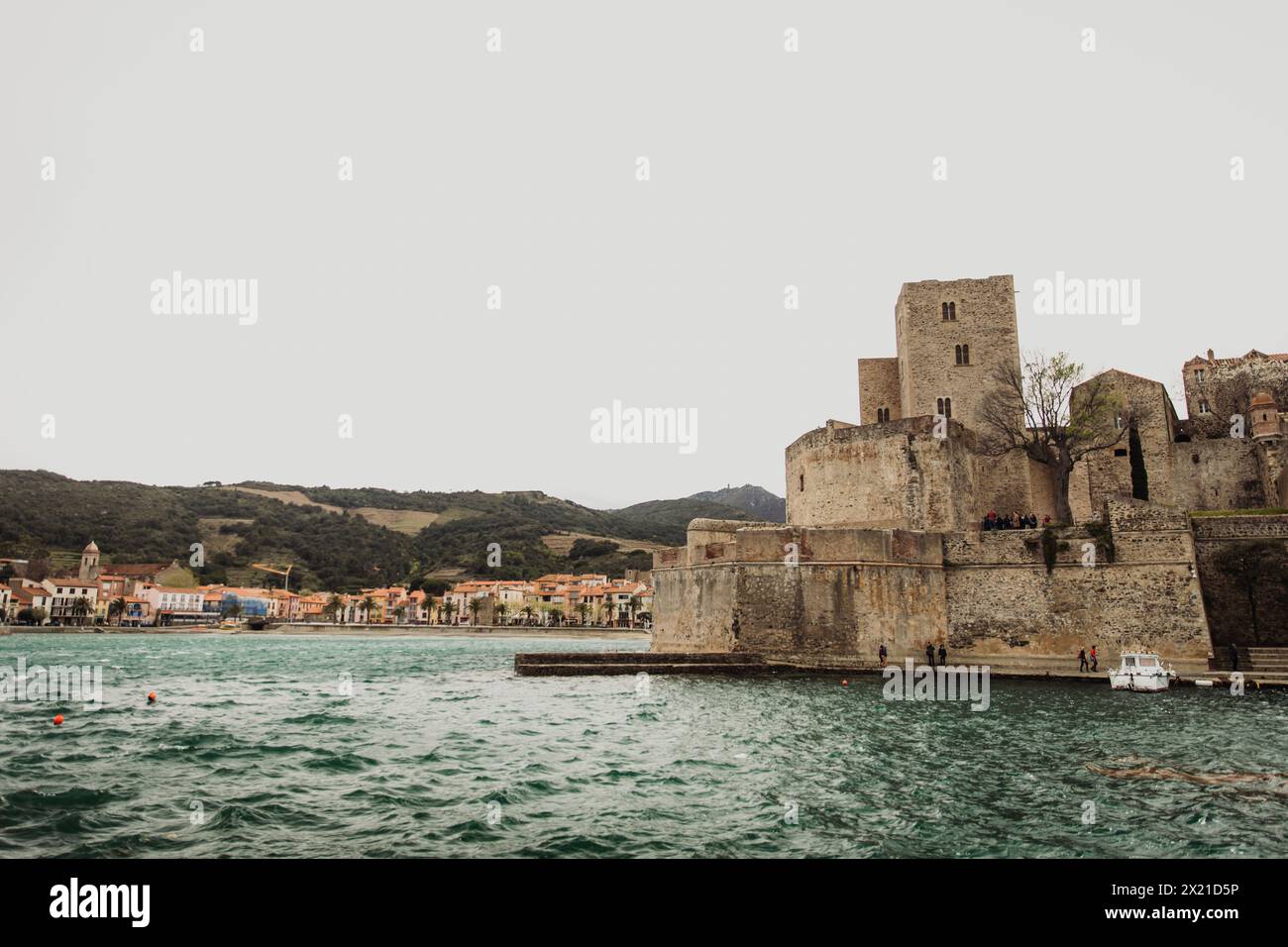 Castello medievale lungo la costa del Mar di Collioure, Francia. Foto Stock