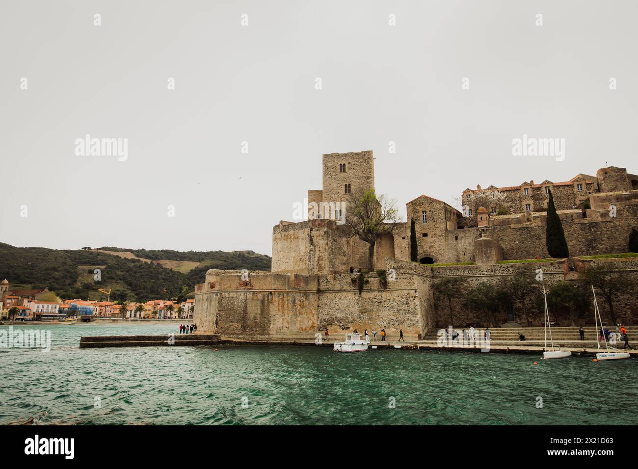 Castello medievale lungo la costa del Mar di Collioure, Francia. Foto Stock