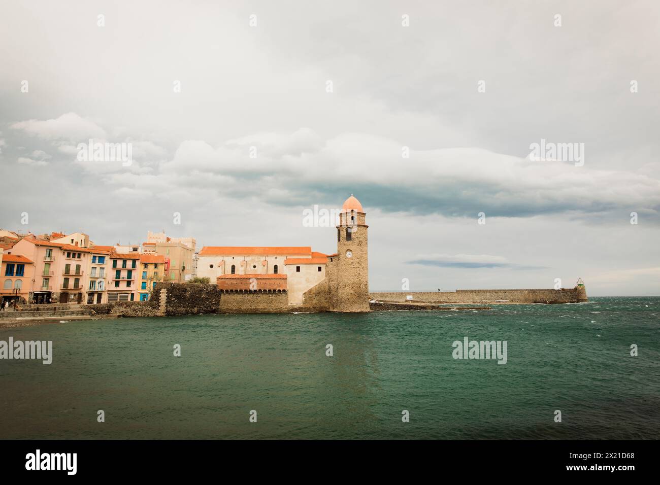 Castello medievale lungo la costa del Mar di Collioure, Francia. Foto Stock