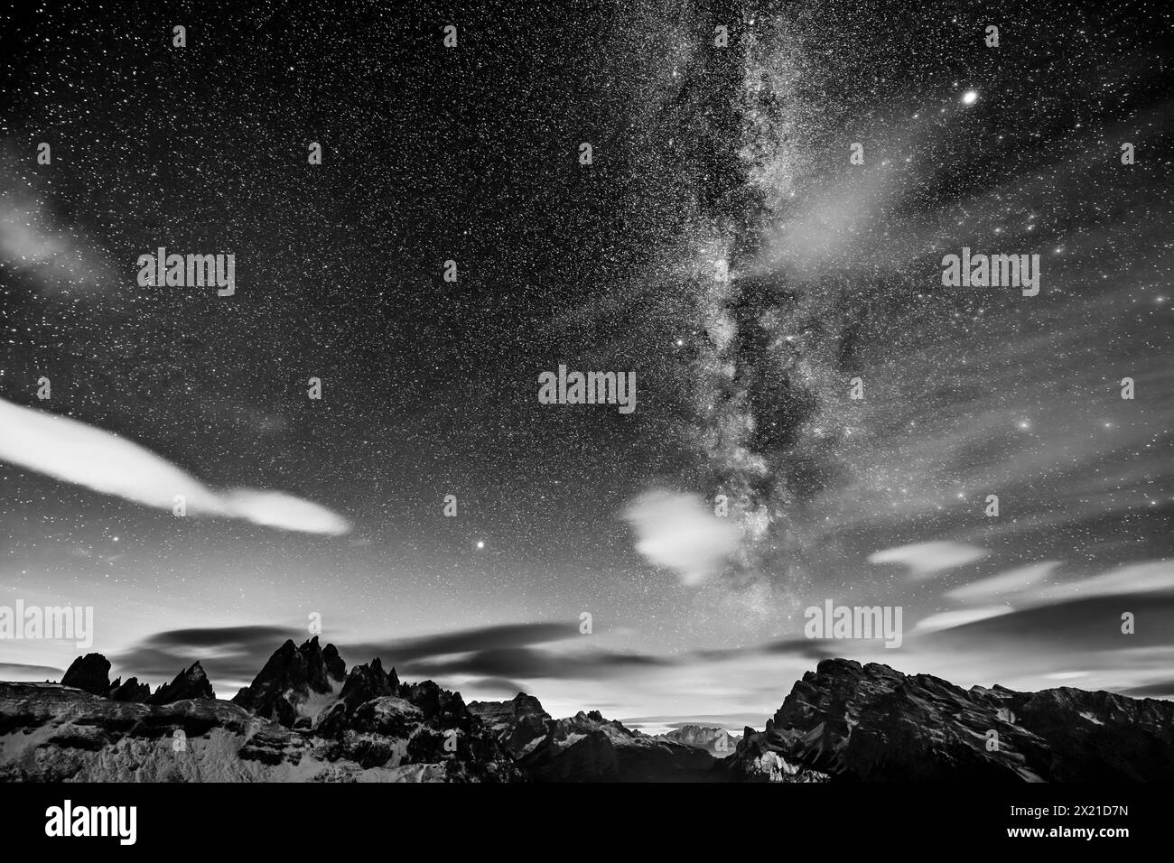 Cielo stellato con via Lattea sul gruppo Cadini e Monte cristallo, dalle tre Cime, Dolomiti, Patrimonio dell'Umanità dell'UNESCO, Veneto, Italia Foto Stock