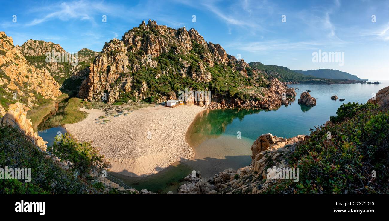 Vista panoramica sulla spiaggia li Cossi in Costa Paradiso della Sardegna, in Italia Foto Stock