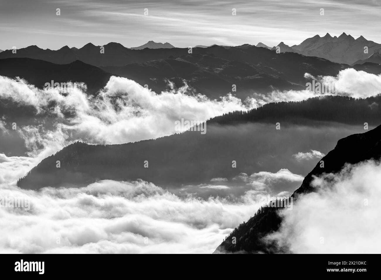 Paesaggio montano con nebbia a valle, vista sulle Alpi di Kitzbühel e Zillertal, da Seebergspitze, Karwendel, Tirolo, Austria Foto Stock