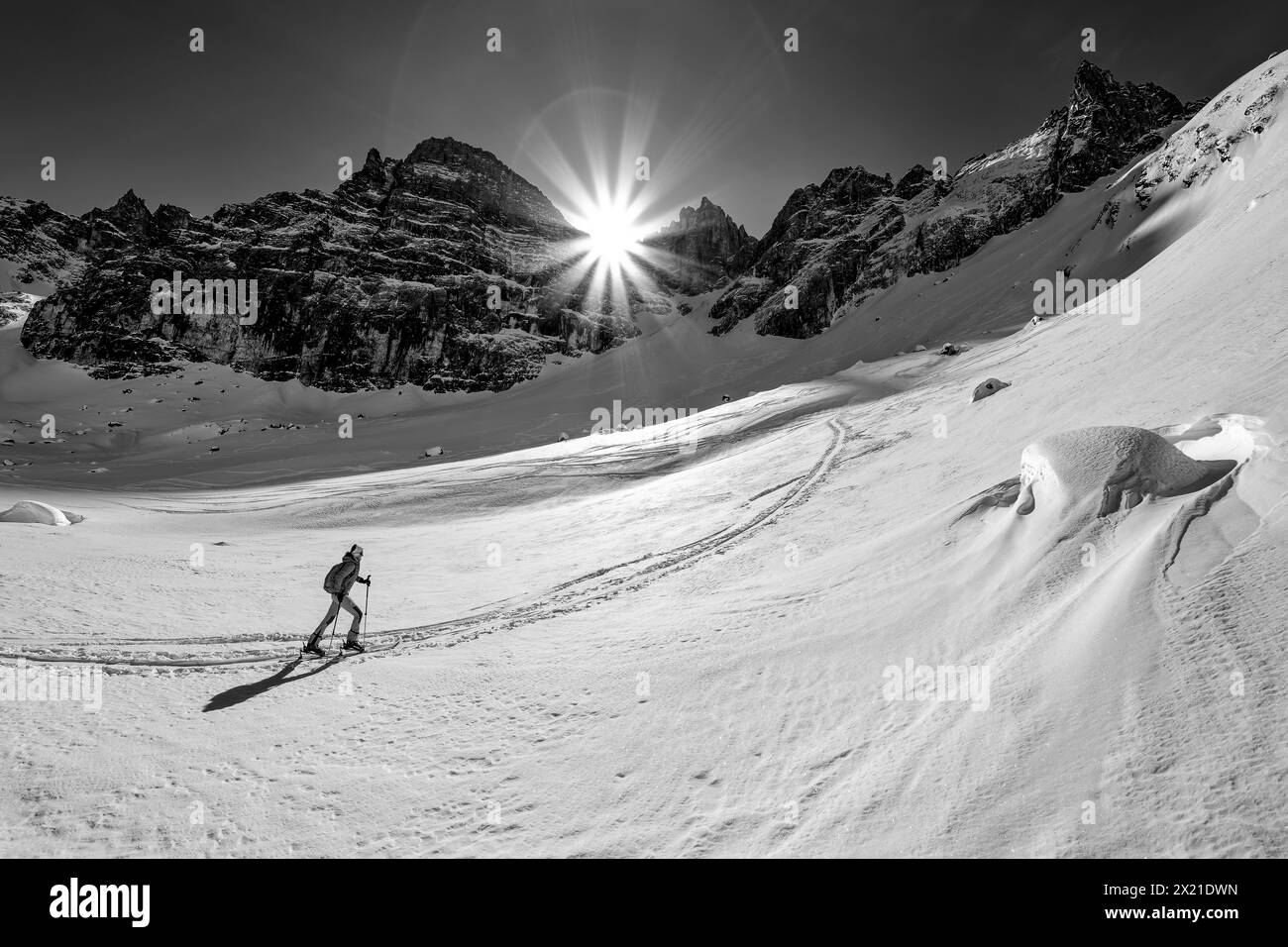 Il tour di una donna sugli sci sale a Pflerscher Pingl, nelle Alpi dello Stubai, nel Tirolo, in Austria Foto Stock