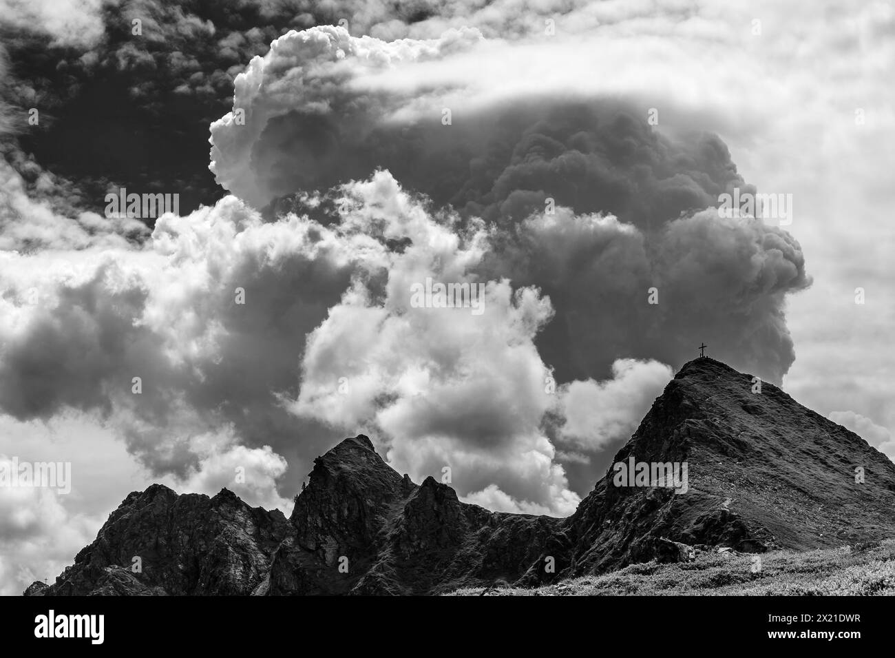 Torri di nuvole sulle cime di Standkopf, Alpi Kitzbühel, Tirolo, Austria Foto Stock