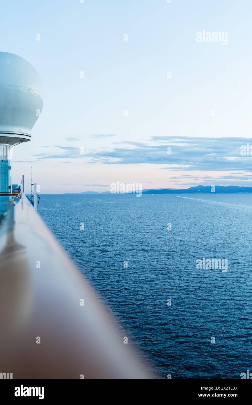 Vista dell'oceano su una nave da crociera Foto Stock