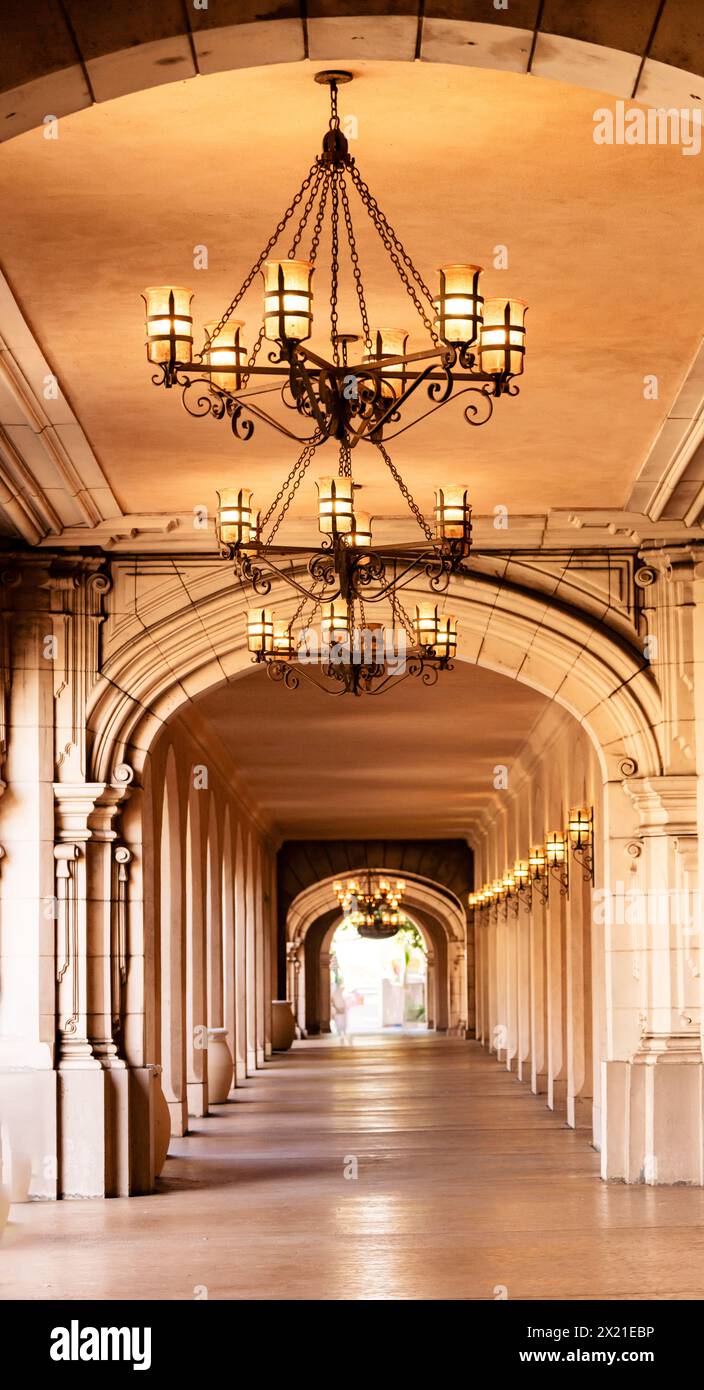 Corridoio architettonico con lampadari decorativi Foto Stock