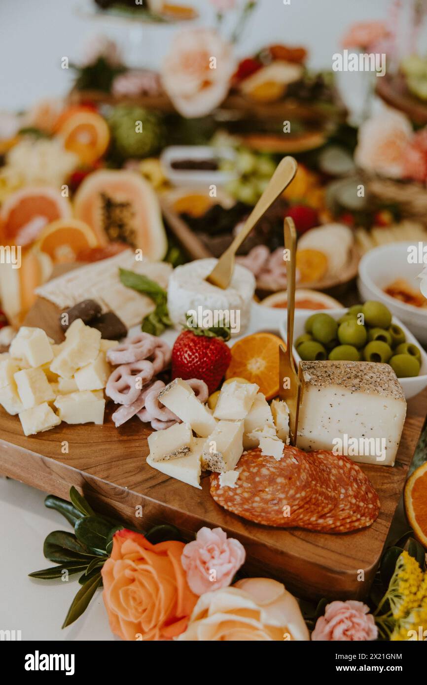Salumi primo piano con frutta, verdure e formaggio Foto Stock