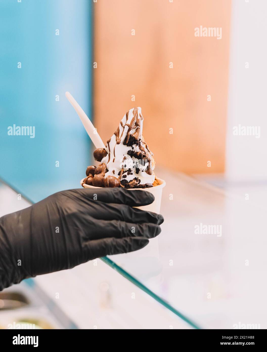 Gelati allo yogurt sani con diversi condimenti Foto Stock