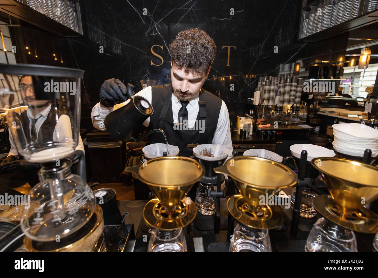SHOT London, a Mayfair offre un elenco di birre monoorigine con prezzi fino a £ 265 per Japan Typica Natural Coffee, Inghilterra, Regno Unito. Foto Stock