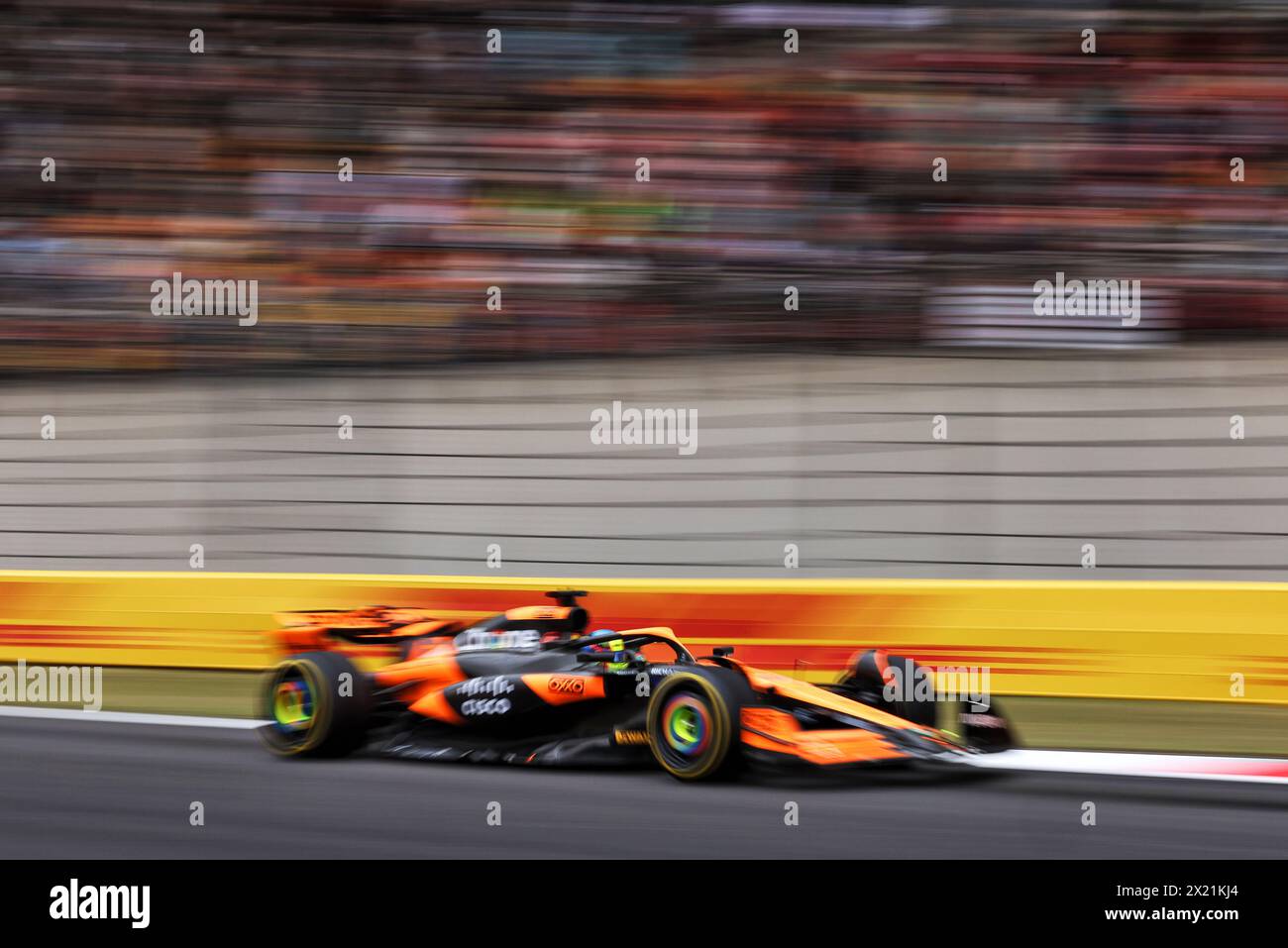 Shanghai, Cina. 19 aprile 2024. Oscar Piastri (AUS) McLaren MCL38. 19.04.2024. Formula 1 World Championship, Rd 5, Chinese Grand Prix, Shanghai, Cina, giorno di qualificazione Sprint. Il credito fotografico dovrebbe essere: XPB/Alamy Live News. Foto Stock