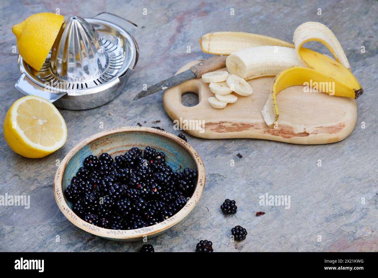 Frullato vegano di mora, fase 1: Ingredienti: More, banana, latte d'avena, succo di limone, zucchero alla vaniglia, immagine della serie 1/5 Foto Stock