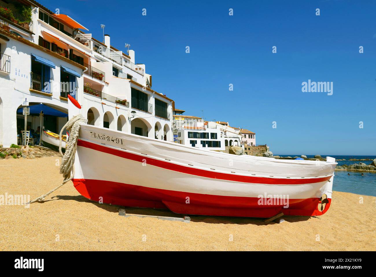 Barca da pesca sulla spiaggia, Spagna, Katalonia, Costa Brava, Calella de Palafrugell Foto Stock