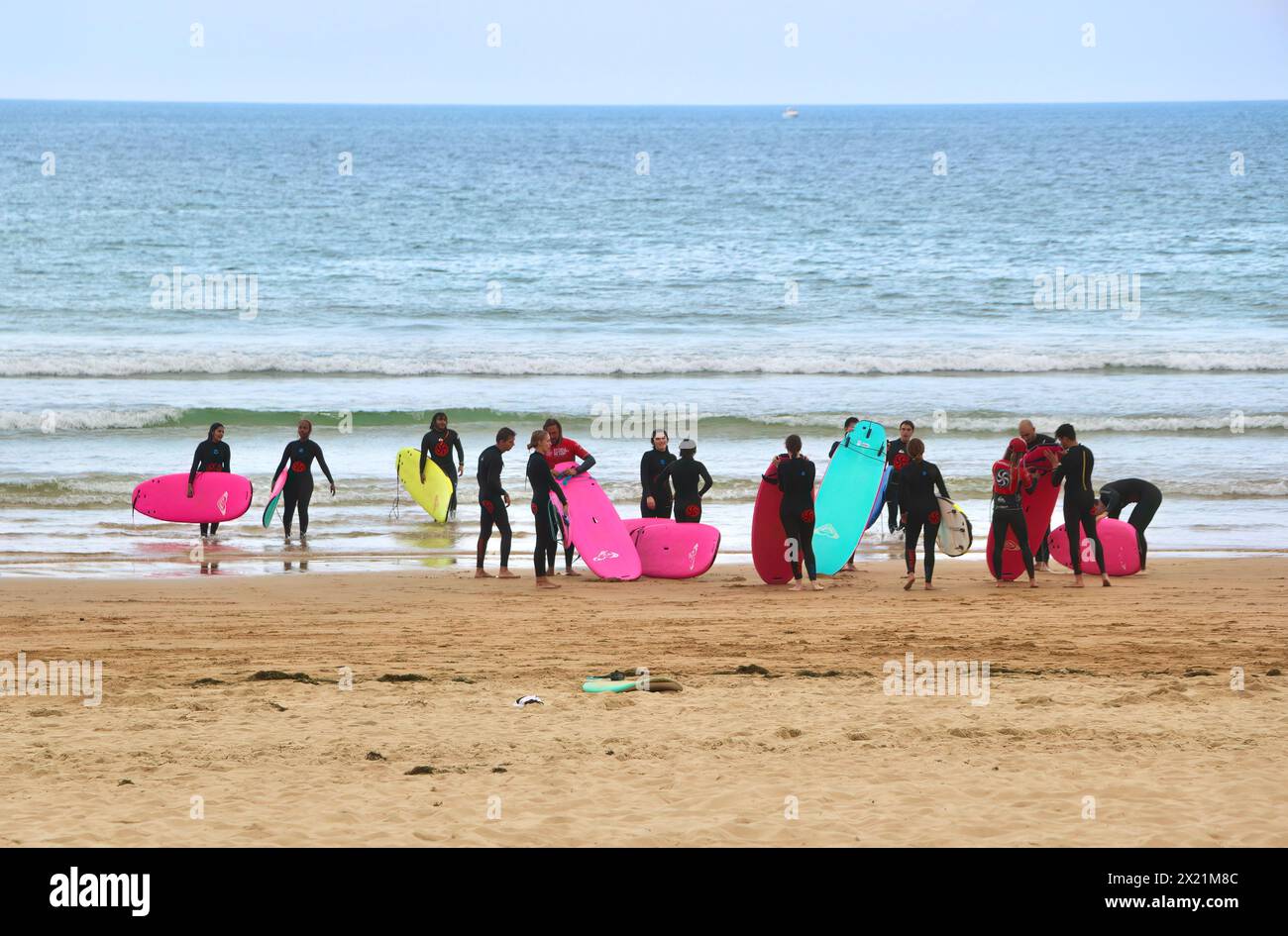 Lezioni di surf di gruppo in una tranquilla spiaggia di Somo nel pomeriggio di settembre Ribamontán al Mar Cantabria Spagna Foto Stock