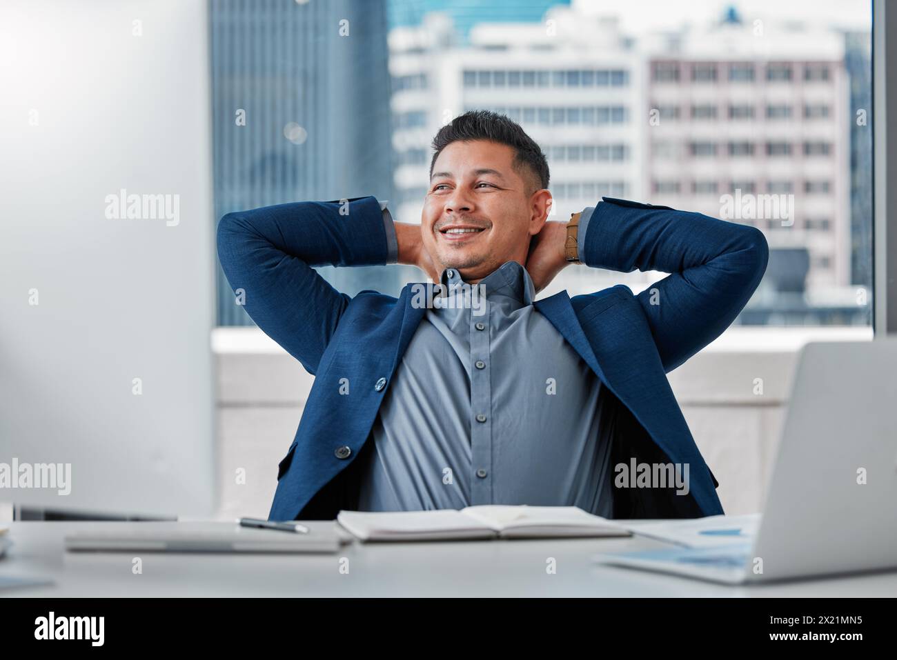 Uomo d'affari, pensare e rilassarsi in ufficio per riposare con il progetto aziendale, l'idea e l'obiettivo completo. Pace, stretching e ragioniere felice Foto Stock
