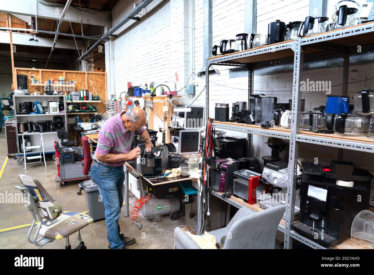 Varie persone che lavorano in un'officina nel Repair Cafe di Apeldoorn-Paesi Bassi. fotografia vvbvanbree Foto Stock