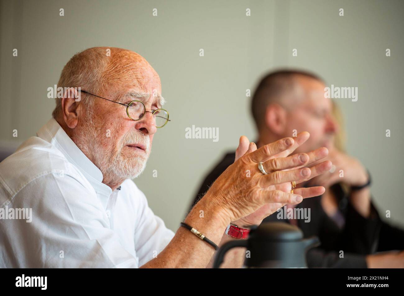 15.04.2024 Weimar: Gesprächsformat - Demokratieaufbau 1990 - Zeitzeugen im Gespräch - der Gesellschaft zur Erforschung der Demokratie-Geschichte GEDG im Haus der Weimarer Republik. Im Bild: Zeitzeuge und ehemaliger Oberbürgermeister der Stadt Erfurt, Manfred otto Ruge CDU. *** 15 04 2024 Weimar formato di discussione democrazia costruzione 1990 testimoni contemporanei in conversazione con la società per lo studio della storia democratica GEDG nella Casa della Repubblica di Weimar nella foto Foto Stock