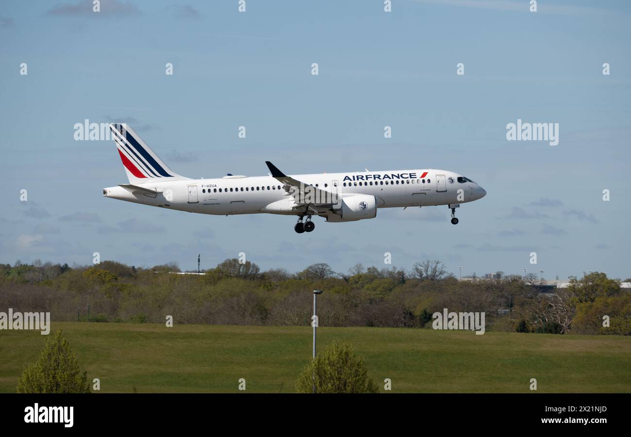 Air France Airbus A220-300 atterraggio all'aeroporto di Birmingham, Regno Unito (F-HZUA) Foto Stock