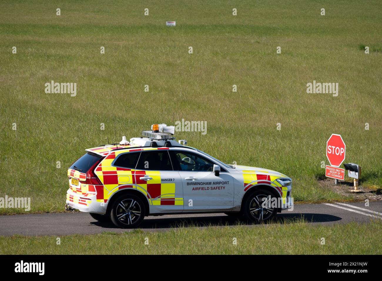 Airfield Safety car presso l'aeroporto di Birmingham, Regno Unito Foto Stock