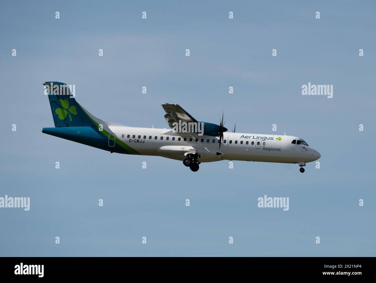 Air Lingus Regional ATR 72-600 atterraggio all'aeroporto di Birmingham, Regno Unito (G-CMJJ) Foto Stock