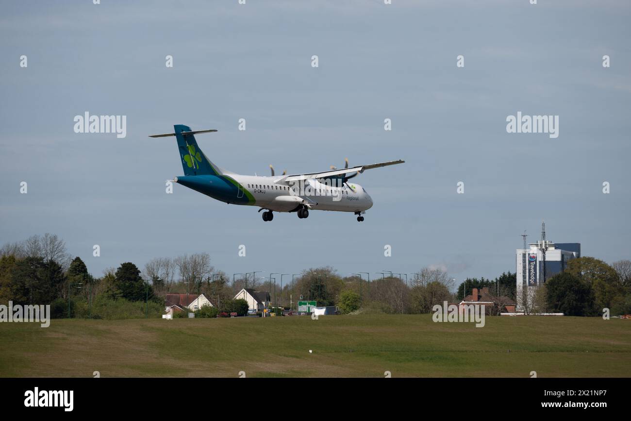Air Lingus Regional ATR 72-600 atterraggio all'aeroporto di Birmingham, Regno Unito (G-CMJJ) Foto Stock