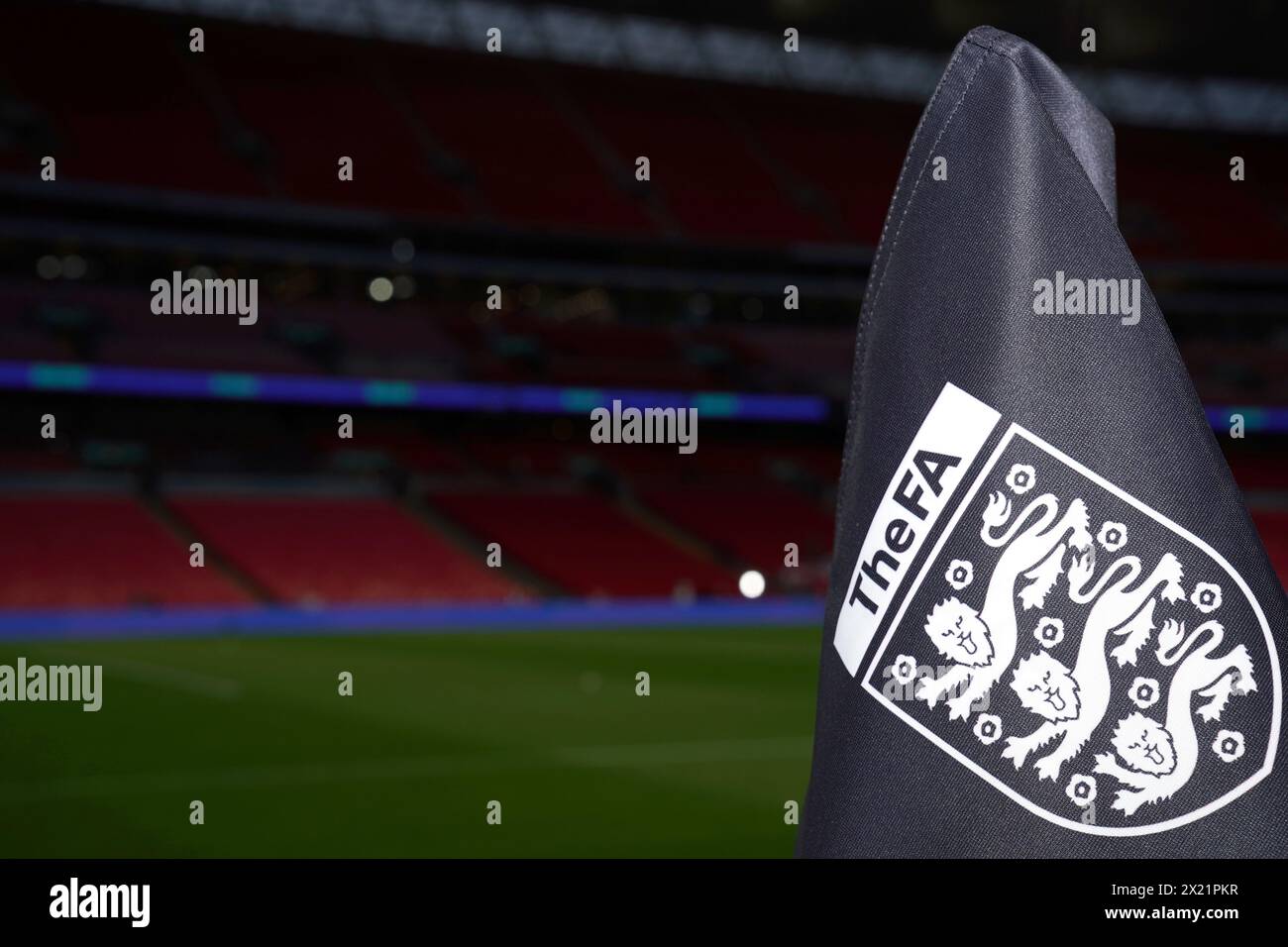 Foto del file datata 13-10-2023 del badge inglese fa su una bandiera d'angolo allo stadio di Wembley. La Federazione calcistica insiste che "comprende le preoccupazioni” dei club EFL in merito alla rottamazione dei replay della fa Cup e condividerà con loro i dettagli sulle modalità di generazione di nuove entrate. Data di pubblicazione: Venerdì 19 aprile 2024. Foto Stock