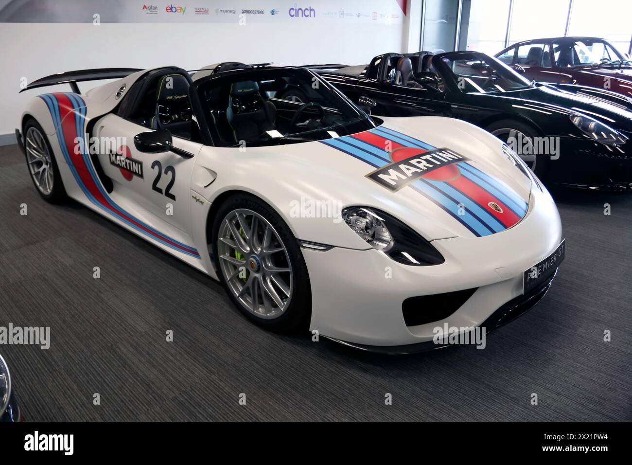 Vista frontale di tre quarti di una Porsche 918 Spyder, esposta al Salone dell'automobile britannico del 2023 Foto Stock