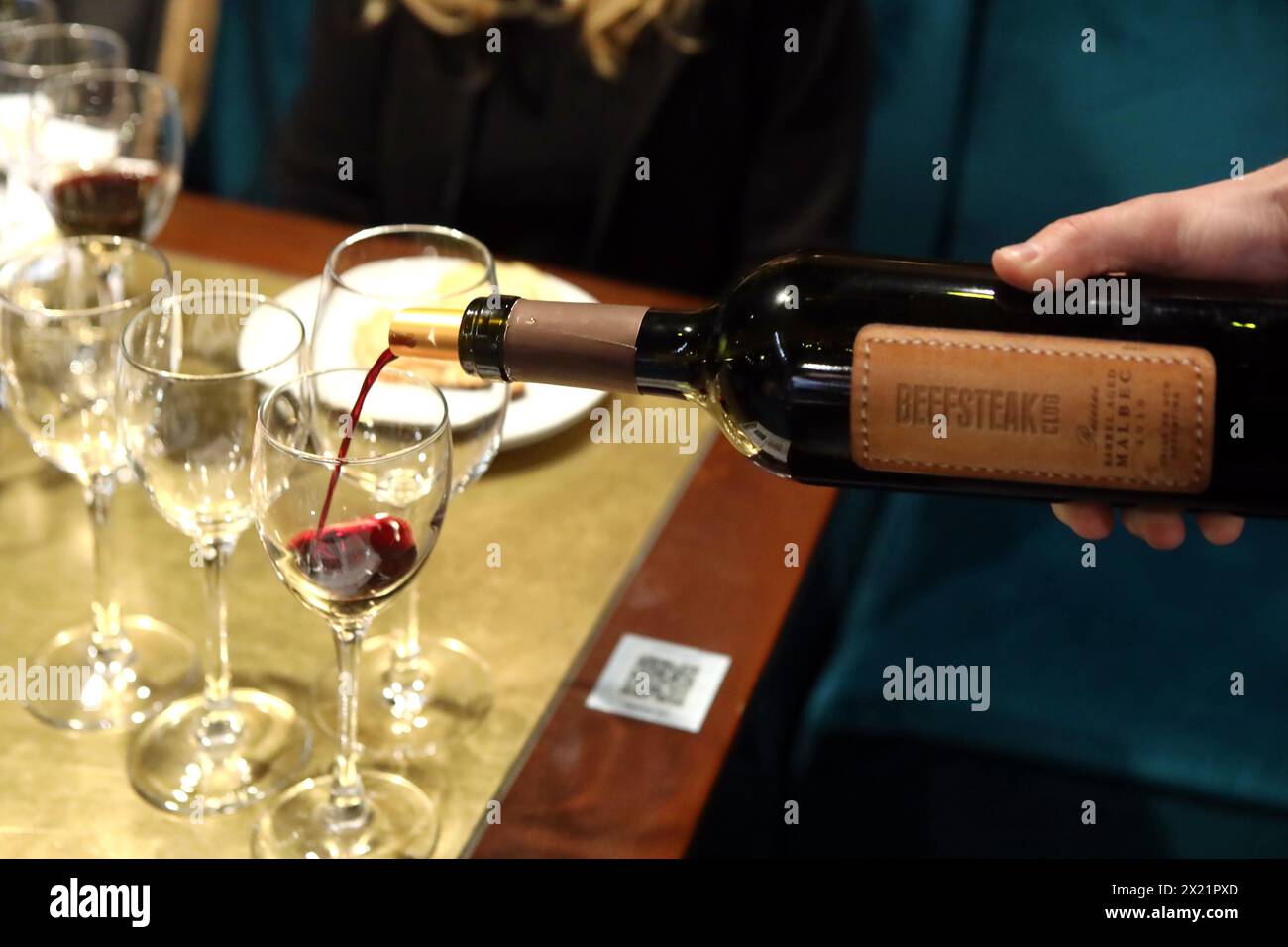 Non esclusiva: KIEV, UCRAINA - 17 APRILE 2024 - degustazione di vini del vitigno Malbec durante un evento di gala organizzato dall'Ambasciata dell'Argent Foto Stock