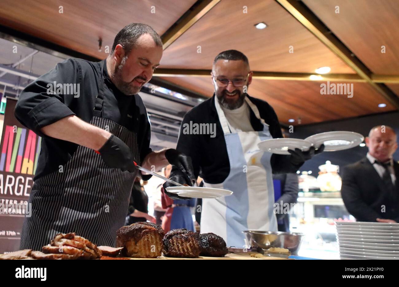 Non esclusiva: KIEV, UCRAINA - 17 APRILE 2024 - lo chef prepara porzioni di carne in stile argentino per gli ospiti di un evento di gala organizzato dall'EMB Foto Stock