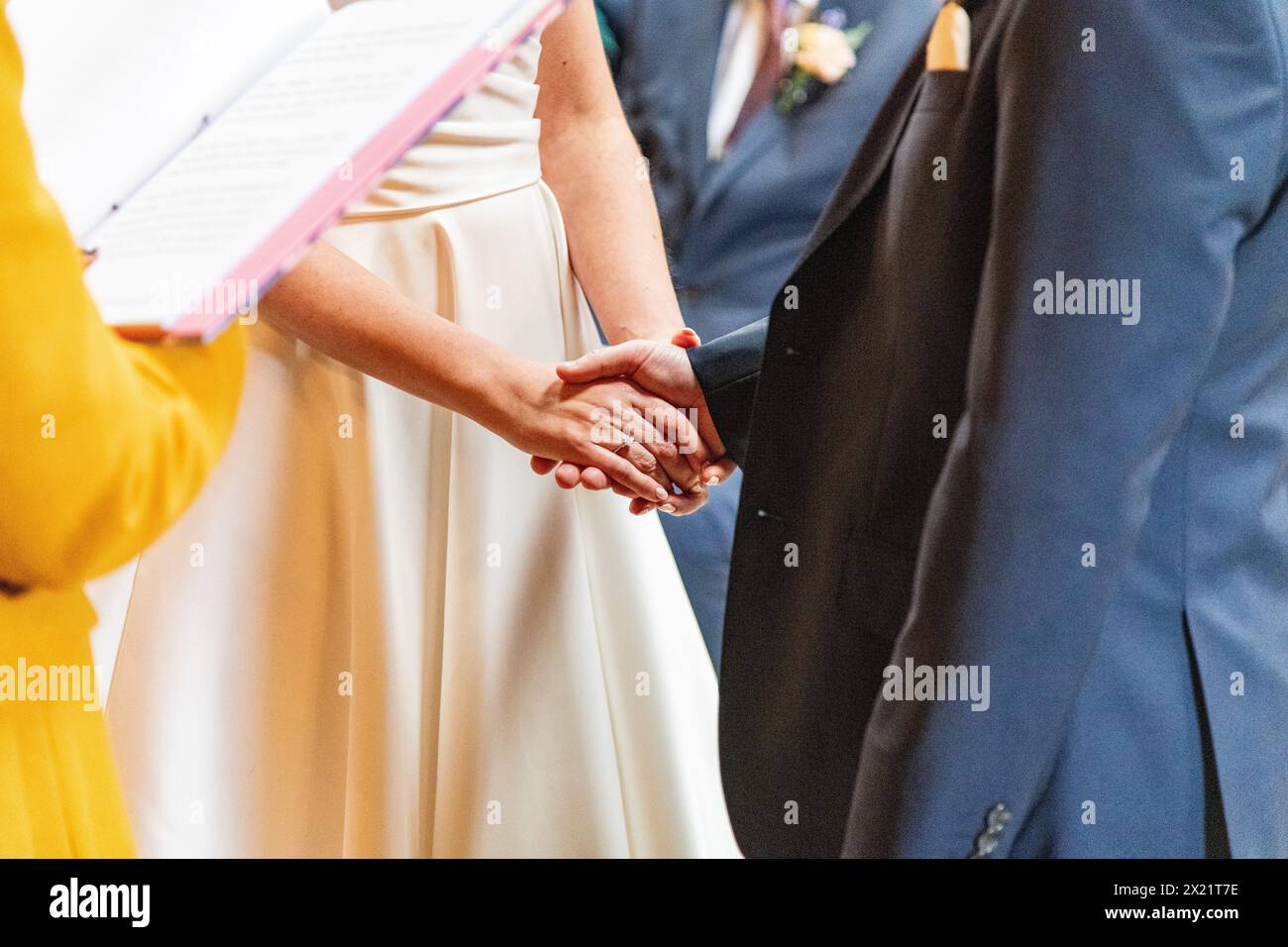 Una coppia di sposi che si scambiava i voti e gli anelli di nozze durante una cerimonia di servizio durante un matrimonio alla Botley Hill Farm nel Surrey, Regno Unito Foto Stock