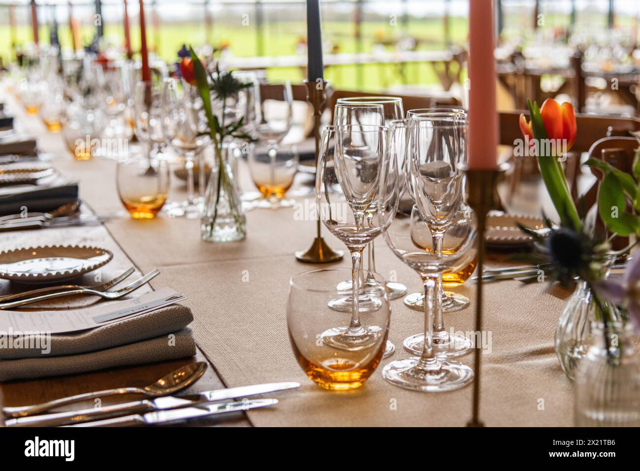 Tavoli da pranzo disposti per un ricevimento di nozze al Botley Hill Farm nel Surrey, Regno Unito Foto Stock