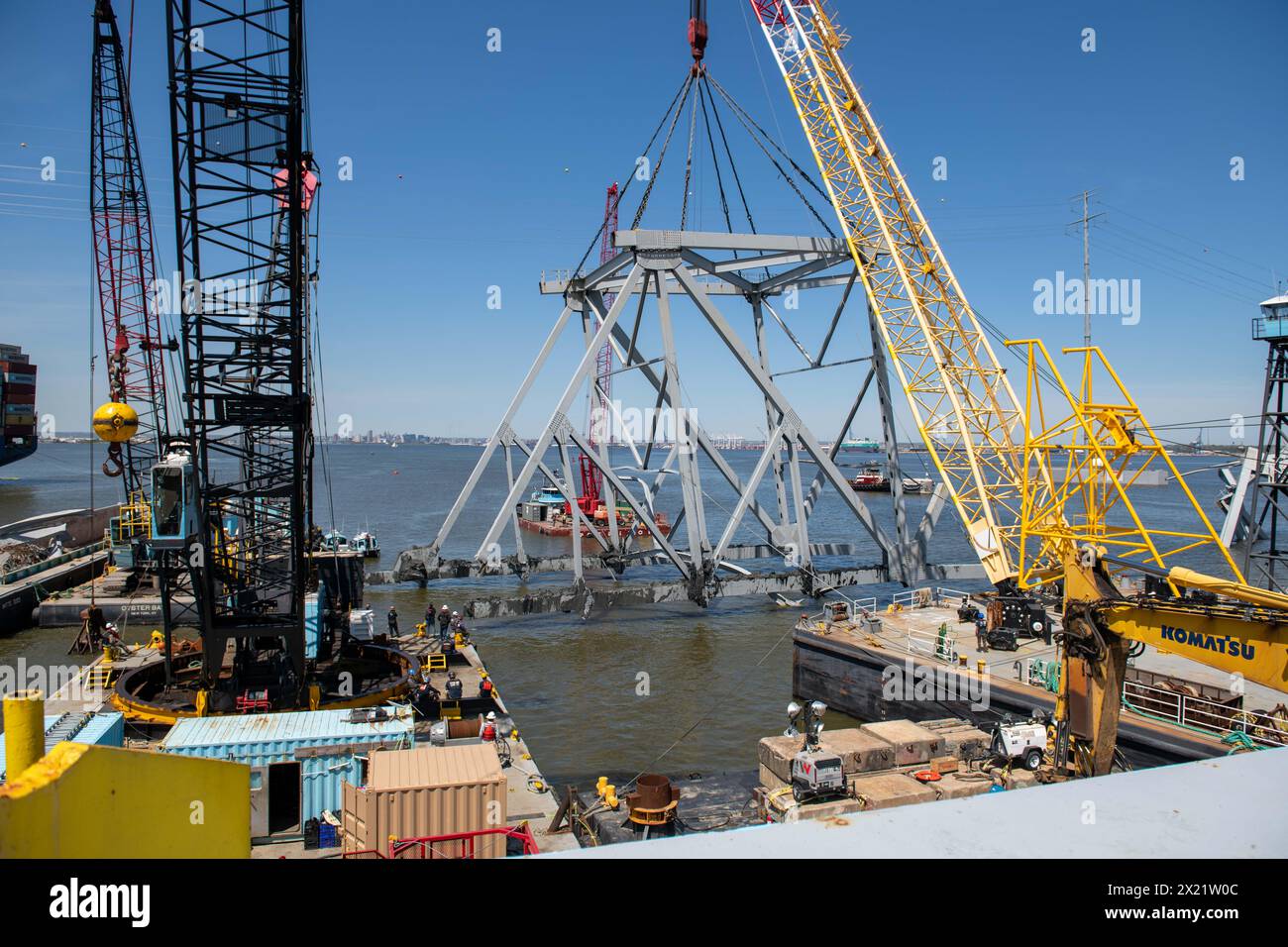 Dundalk, Stati Uniti d'America. 16 aprile 2024. La Chesapeake, una chiatta derrick da 1000 tonnellate, la Ferrell, una chiatta girevole da 200 tonnellate, e la Oyster Bay, una chiatta con gru da 150 tonnellate, sollevano una sezione del Francis Scott Key Bridge crollato bloccando il canale di Fort McHenry, il 16 aprile 2024, vicino a Dundalk, Maryland. Il ponte fu colpito dalla nave portacontainer di 984 piedi il 26 marzo e crollò uccidendo sei lavoratori. Crediti: MC2 Christine Montgomery/US Navy Photo/Alamy Live News Foto Stock
