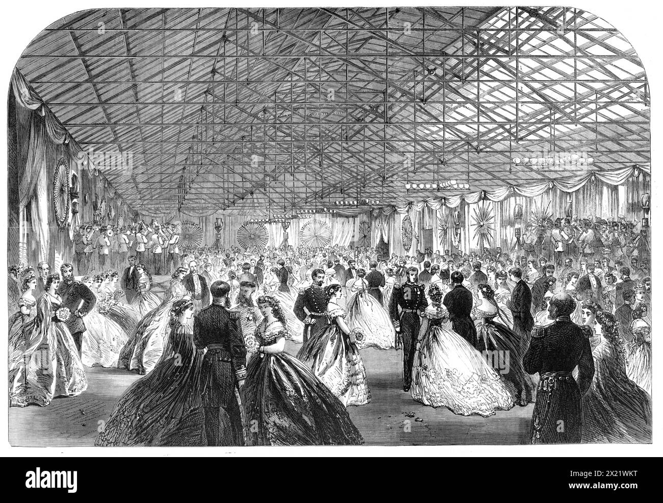 Ballo in onore del Principe e della Principessa di Galles al Royal Victualling Yard, Stonehouse, [Plymouth], 1865. Festa in uno dei magazzini di Melville. "L'enorme magazzino... è stato convertito in una sala da ballo per questo scopo. Le pareti erano adeguatamente drappeggiate con le bandiere di tutte le nazioni, e c'erano moltissimi dispositivi splendidamente eseguiti, formati da scintillanti baionette... in testa alla stanza, illuminata brillantemente da lampadari, adornata da ghirlande di fiori e sempreverdi, era un dais leggermente rialzato, sul quale fu eretto un trono... su ogni lato dei sedili reali Foto Stock