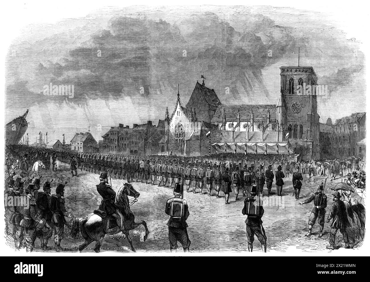 Revisione delle truppe francesi su Place Napoleon a Cherbourg, [Francia settentrionale], 1865. "Il soggetto del nostro Illustration...from uno schizzo del nostro artista speciale... E' una dimostrazione militare, non navale, essendo la revisione delle truppe francesi che formano la guarnigione di Cherbourg, che sono state sfilate e sottoposte alle solite manovre sulla Place d'Armes. Gli ufficiali degli squadroni inglese e francese si recavano spesso alle navi dell'altro nel corso della giornata e si scambiavano vari complimenti ufficiali. Da "Illustrated London News", 1865. Foto Stock